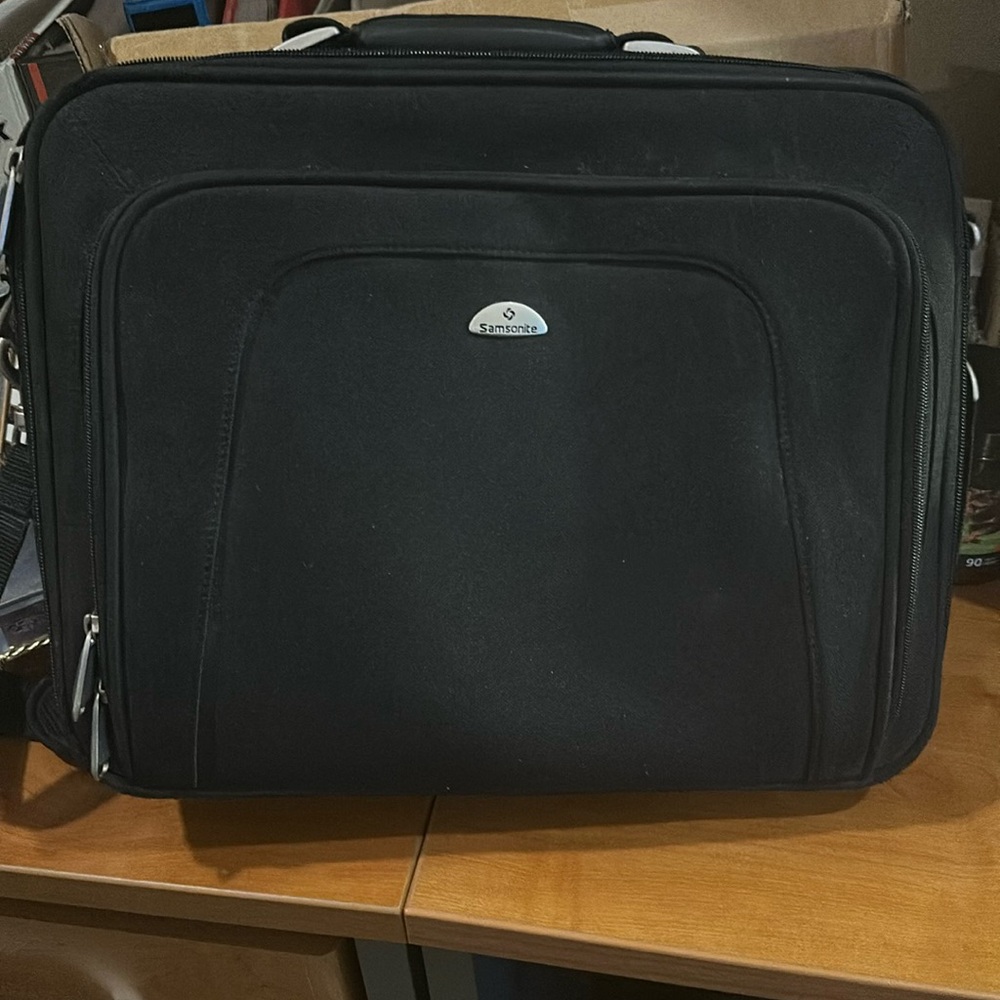 Gently used samsonite laptop carrier w/ shoulder strap; holds accessories
